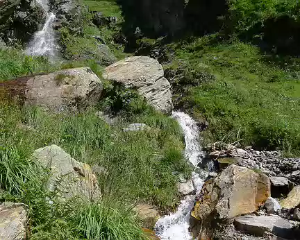 056 ... des cascades, torrents et ruisseaux (torrent alimentant le lac d'Oô)